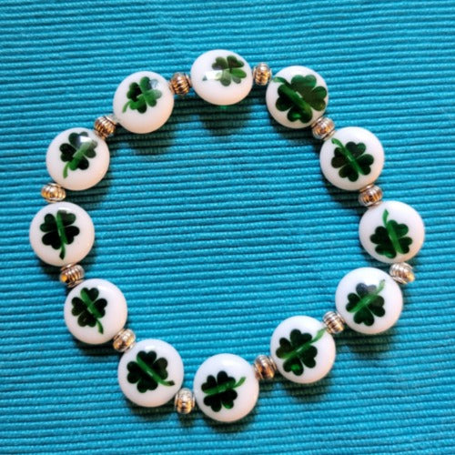 Green Shamrocks on White Beads Stretchable Bracelet